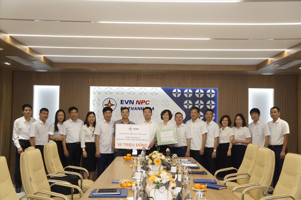 Ông Lương Bá Thanh, Phó Chủ tịch Công đoàn Điện lực Việt Nam (thứ 7 từ trái sang) trao tặng suất quà trị giá 50 triệu đồng thăm hỏi đoàn viên, người lao động Công ty Điện lực Thanh Hóa. Ảnh: CĐĐL