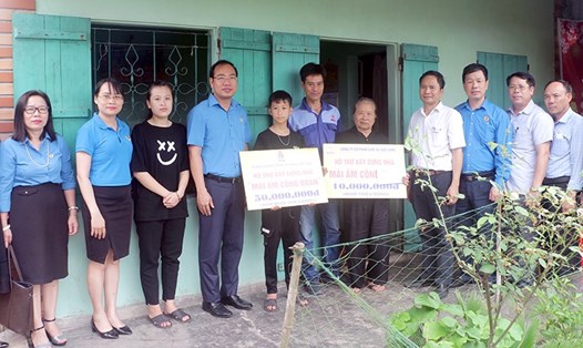 Lãnh đạo Công đoàn Công Thương Việt Nam và Công đoàn Công nghiệp Hoá Chất Việt Nam trao hỗ trợ cho đoàn viên. Ảnh: CĐCT