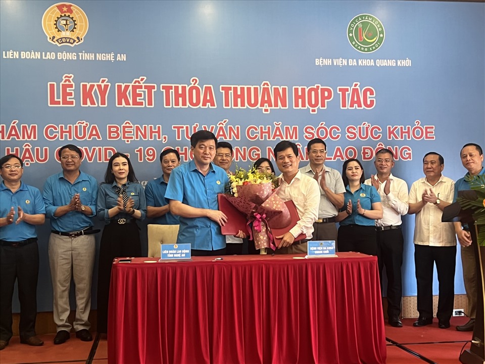 Lễ ký kết thoả thuận hợp tác giữa LĐLĐ tỉnh Nghệ An và Bệnh viện đa khoa Quang Khởi. Ảnh: TT
