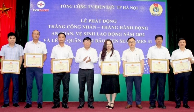 Ông Nguyễn Danh Duyên - Phó Tổng Giám đốc EVN Hà Nội (thứ 4 từ trái sang) trao khen thưởng cho các cán bộ, công nhân viên tiêu biểu. Ảnh: EVNHN