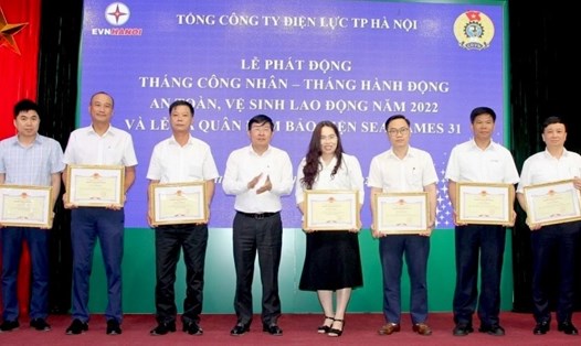 Ông Nguyễn Danh Duyên - Phó Tổng Giám đốc EVN Hà Nội (thứ 4 từ trái sang) trao khen thưởng cho các cán bộ, công nhân viên tiêu biểu. Ảnh: EVNHN