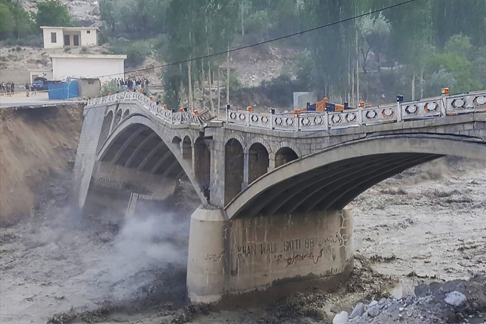 Terrified bridge was swept away by flood water in Pakistan