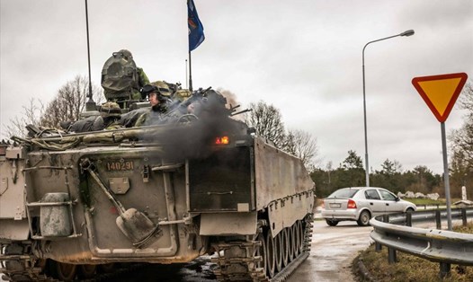 Thụy Điển triển khai xe chiến đấu bọc thép và binh sĩ có vũ trang trên đảo Gotland để đối phó với "hoạt động gia tăng" của Nga trong khu vực. Ảnh: AFP