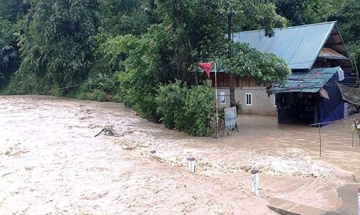 Mưa lũ khiến nước sông dân cao ở Tuyên Quang, đe dọa an toàn nơi ở của người dân. Ảnh: PQ