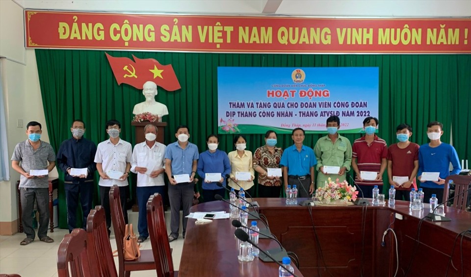 Công đoàn Viên chức tỉnh Đồng Tháp thăm và tặng quà cho đoàn viên, CNVCLĐ nhân Tháng Công nhân.
