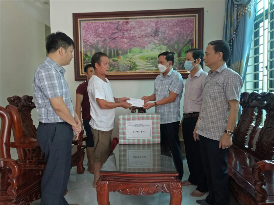Đại diện Ban chỉ đạo Tháng hành động về An toàn vệ sinh lao động tỉnh Ninh Bình thăm hỏi, tặng quà các gia đình nạn nhân bị tử vong do tai nạn lao động. Ảnh: NT