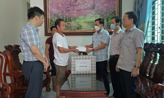 Đại diện Ban chỉ đạo Tháng hành động về An toàn vệ sinh lao động tỉnh Ninh Bình thăm hỏi, tặng quà các gia đình nạn nhân bị tử vong do tai nạn lao động. Ảnh: NT