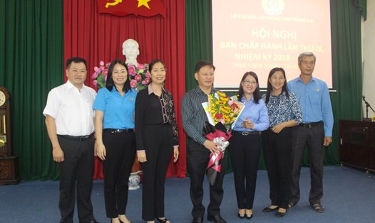 LĐLĐ tỉnh cũng tặng hoa chúc mừng ông Huỳnh Phước Sang (ở giữa) nhận nhiệm vụ mới. Ảnh: Hà Anh Chiến