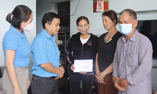 Ông Bùi Đăng Thành- Phó Chủ tịch LĐLĐ tỉnh Khánh Hoà đến thăm động viên gia đình công nhân tử vong do tai nạn lao động năm 2021.