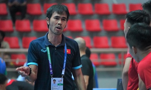 Huấn luyện viên thất vọng với trận hòa trước Indonesia của tuyển futsal Việt Nam. Ảnh: Nguyễn Đăng