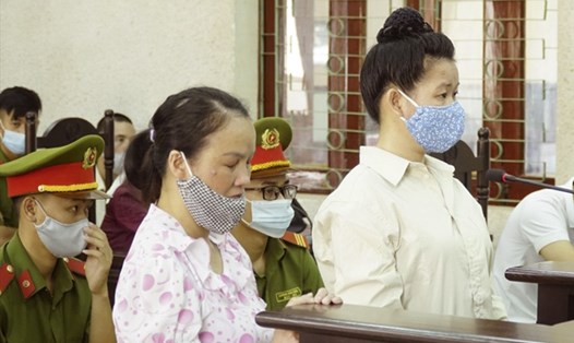 Bị cáo Trần Thị Hiền (mẹ nữ sinh giao gà C.M.D) và Vì Thị Thu (bên phải) tại phiên tòa phúc thẩm ngày 14.7.2021 (sau đó phiên tòa tạm hoãn). Ảnh: PV