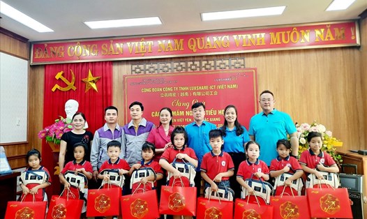Lãnh đạo Công đoàn các Khu công nghiệp tỉnh Bắc Giang; lãnh đạo Phòng Giáo dục và đào tạo huyện Việt Yên; lãnh đạo công ty và lãnh đạo công đoàn cơ sở Công ty TNHH Luxshare-ICT (Việt Nam) trao quà tới các em học sinh.