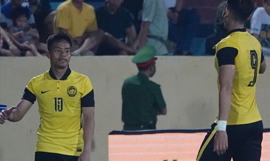 Luqman Hakim (số 10) lập cú đúp giúp U23 Malaysia thắng U23 Lào tối 11.5. Ảnh: Nguyễn Đăng