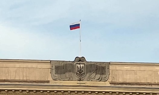 Quốc kỳ Nga được treo trên đỉnh một tòa nhà ở Kherson, Ukraina, tháng 4.2022. Ảnh: Sputnik