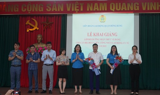Liên đoàn Lao động quận Hồng Bàng khai giảng lớp bồi dưỡng nhận thức về Đảng cho CNVCLĐ ưu tú. Ảnh: Mai Dung