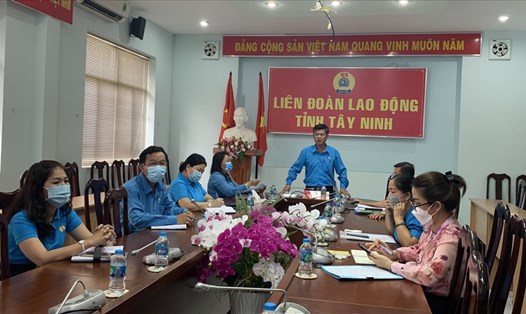 Ông Trần Lê Duy – Tỉnh uỷ viên, Chủ tịch LĐLĐ tỉnh phát biểu chỉ đạo triển khai Chương trình 1 triệu sáng kiến tại Tây Ninh. Ảnh M.T