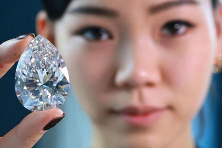 Viên kim cương trắng lớn nhất từng đấu giá được bán rẻ hơn dự đoán