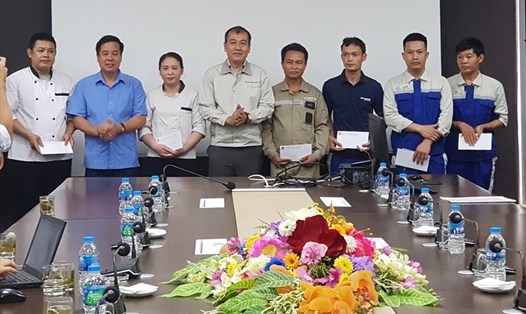 Đại diện lãnh đạo LĐLĐ tỉnh Ninh Bình tặng quà công nhân bị tai nạn lao động tại Khu công nghiệp Gián Khẩu. Ảnh: NT