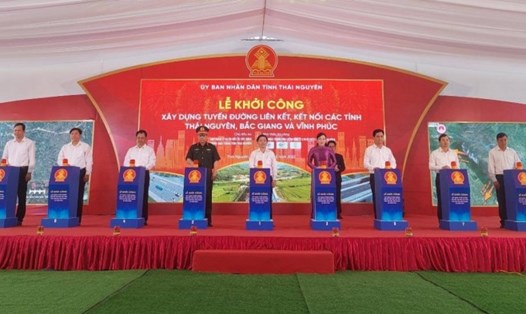Lãnh đạo Bộ GTVT và tỉnh Thái Nguyên tiến hành nghi thức khởi công tuyến đường kết nối Thái Nguyên - Vĩnh Phúc - Bắc Giang.