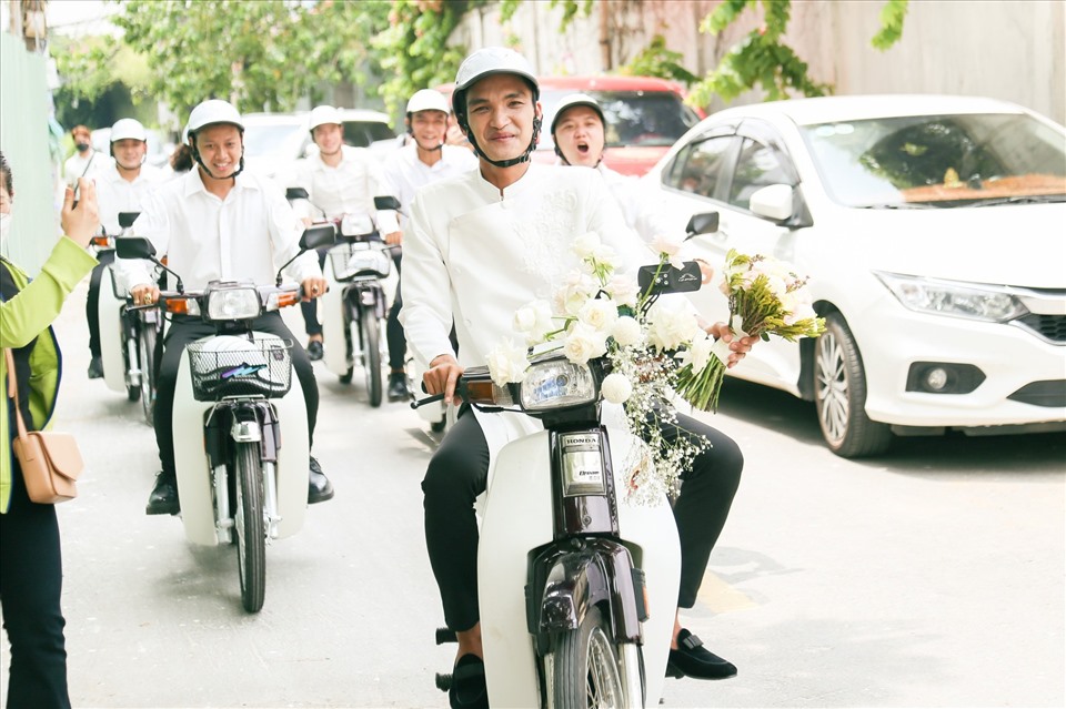 Mạc Văn Khoa cùng dàn xe dream có 1-0-2. Ảnh: ST.