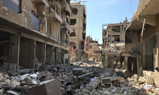 Douma, gần Damascus, Syria, nơi xảy ra vụ tấn công vũ khí hóa học, ngày 16.4.2018.  Ảnh: AP