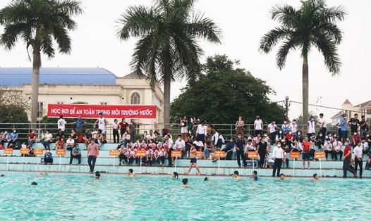 Hội thi bơi, trang bị kỹ năng chống đuối nước cho trẻ tại Thái Nguyên.