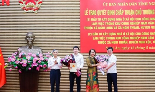 Ông Nguyễn Đức Trung - Chủ tịch UBND tỉnh (bên phải) và ông Lê Ngọc Hoa - Phó Chủ tịch UBND tỉnh Nghệ An (bên trái) trao giấy chứng nhận cho 2 nhà đầu tư. Ảnh: PB