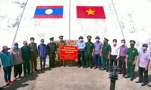 Đoàn công tác trao hỗ trợ cho bản Sê Sáp, huyện Kà Lừm, tỉnh Sê Kông, Lào. Ảnh: V.Tiến