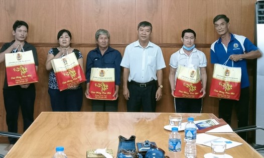 Phó Chủ tịch LĐLĐ tỉnh An Giang Nguyễn Hữu Giang trao quà tới các đoàn viên.