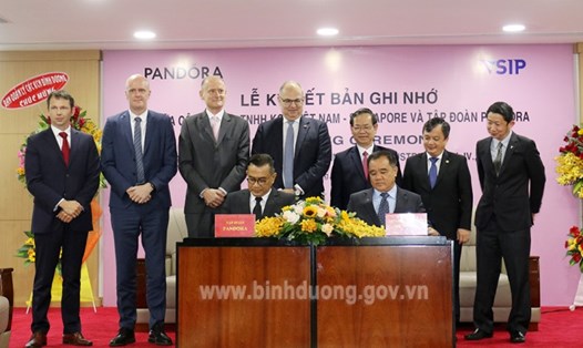 Tập đoàn Pandora và Công ty Liên doanh Khu công nghiệp Việt Nam – Singapore ký kết bản ghi nhớ hợp tác. Ảnh: UBND BD
