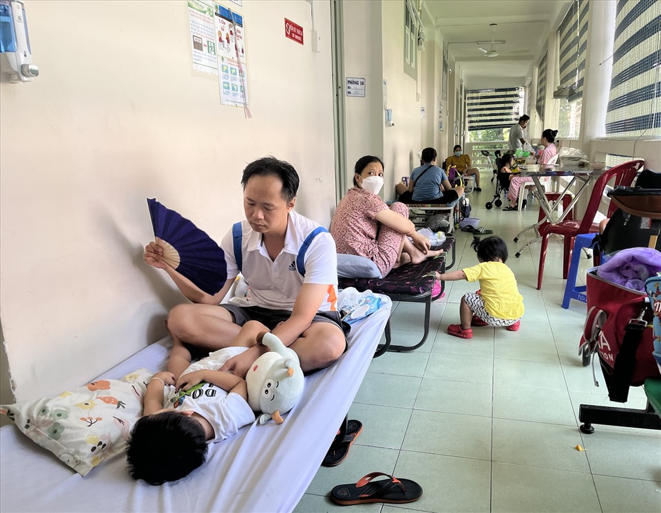 TPHCM: Trẻ bị sốt xuất huyết, tay chân miệng gia tăng - nguy cơ dịch chồng dịch