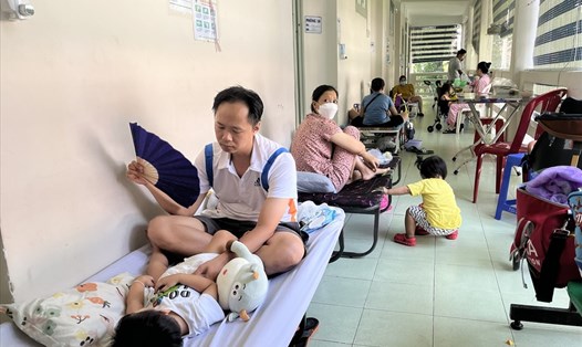 Khu vực hành lang của bệnh viện được tận dụng điều trị trẻ sốt xuất huyết, chân tay miệng tại TPHCM. Ảnh: Nguyễn Ly