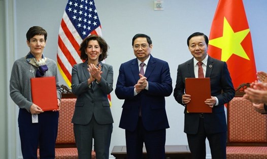 Thủ tướng Chính phủ Phạm Minh Chính và Bộ trưởng Thương mại Hoa Kỳ chứng kiến Lễ trao văn kiện hợp tác giữa Bộ trưởng Trần Hồng Hà và Phó Chủ tịch cấp cao của Tổ chức Tài chính quốc tế (IFC) Stephanie von Friedegurg. Ảnh: VGP