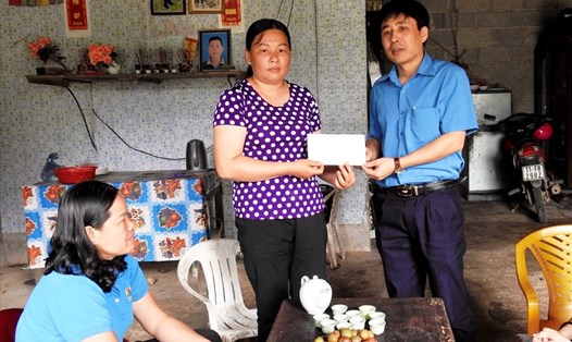 LĐLĐ tỉnh Cao Bằng trao quà hỗ trợ người lao động hoàn cảnh khó khăn. Ảnh: ĐVCC.