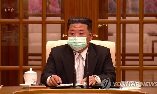Nhà lãnh đạo Triều Tiên Kim Jong-un họp chỉ đạo chống dịch COVID-19, ngày 12.5.2022. Ảnh: Yonhap