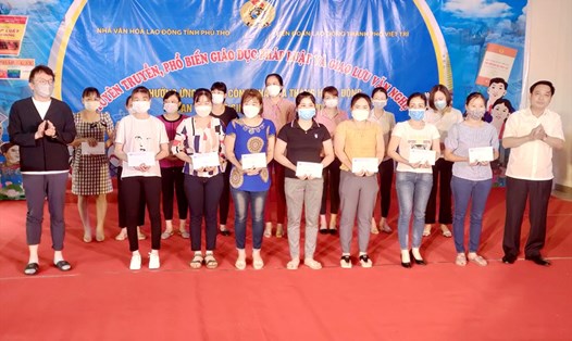 Lãnh đạo Liên đoàn Lao động thành phố Việt Trì cùng lãnh đạo Công ty  TNHH Teijin Frontier Shonai trao quà cho đoàn viên và người lao động.