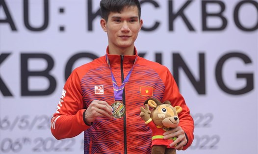 Nguyễn Quang Huy nhận huy chương vàng. Ảnh: Như Ý