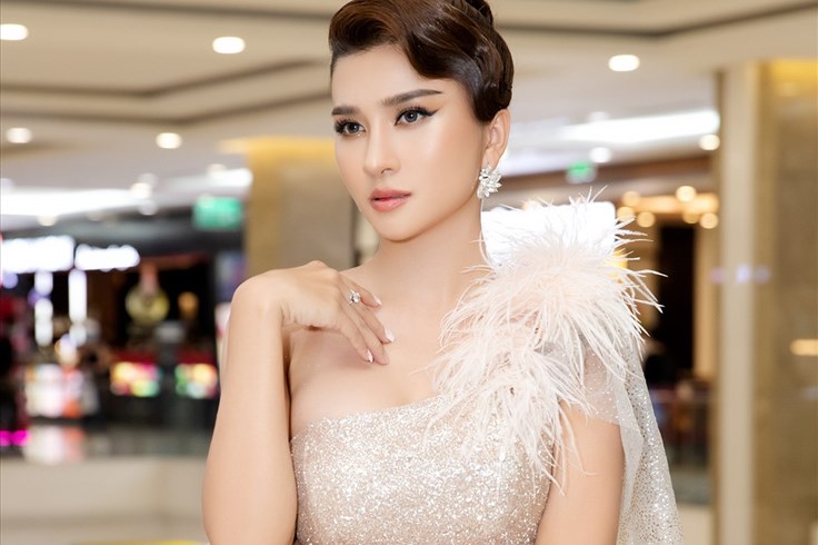 Kim Tuyến hóa mỹ nhân cổ điển, khoe nhan sắc rạng rỡ tại sự kiện Kim Tuyến hóa mỹ nhân cổ điển, khoe nhan sắc rạng rỡ tại sự kiện