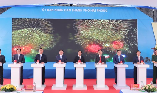 Phó Thủ tướng Lê Văn Thành bấm nút khởi công xây dựng cầu Bến Rừng sáng 13.5. Ảnh: MC