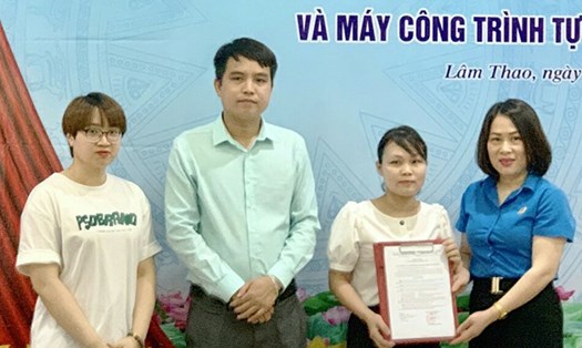 Lãnh đạo Liên đoàn Lao động huyện Lâm Thao (tỉnh Phú Thọ) trao quyết định kết nạp 25 công nhân lao động vào tổ chức Công đoàn Việt Nam.