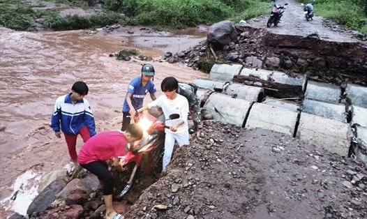 Mưa lũ cuốn trôi ngầm tràn trên tỉnh lộ 145 thuộc huyện Nậm Pồ, tỉnh Điện Biên. Ảnh: Ngọc Mai