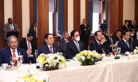 Thủ tướng Phạm Minh Chính cùng các lãnh đạo ASEAN ăn trưa với Chủ tịch Hạ viện Nancy Pelosi và một số nghị sĩ Quốc hội Mỹ. Ảnh: TTXVN
