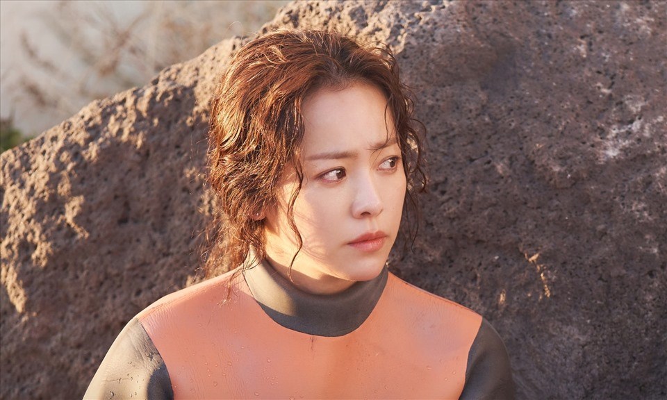 Một cảnh quay của Han Ji Min trong “Our Blues”. Ảnh: Poster tvN Một cảnh quay của Han Ji Min trong “Our Blues”. Ảnh: Poster tvN
