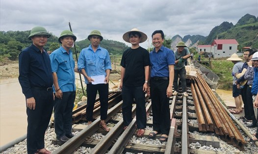 Chủ tịch Công đoàn Đường sắt Việt Nam Mai Thành Phương (thứ 2, từ trái sang) thăm hỏi, tặng quà công nhân lao động tại hiện trường. Ảnh: Trung Kiên