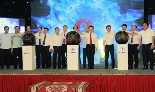 Lãnh đạo Bộ LĐTB-XH, UBND tỉnh Ninh Bình, Tổng công ty Điện lực miền Bắc và các đại biểu thực hiện nghi thức phát động hưởng ứng Tháng hành động về ATVSLĐ năm 2022. Ảnh: NT