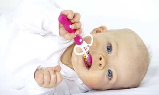 Thường xuyên làm sạch miệng cho trẻ sơ sinh để ngăn ngừa một số bệnh. Ảnh: Boldsky