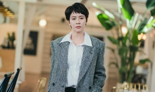Song Ji Hyo vào vai diễn viên nổi tiếng. Ảnh: Poster tvN.