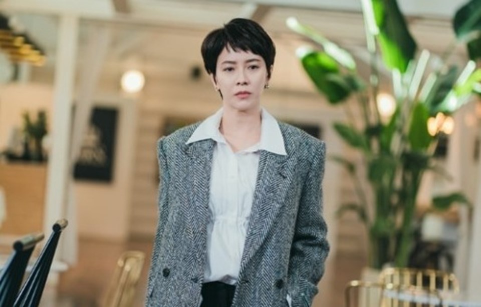 Song Ji Hyo vào vai diễn viên nổi tiếng. Ảnh: Poster tvN. Song Ji Hyo vào vai diễn viên nổi tiếng. Ảnh: Poster tvN.