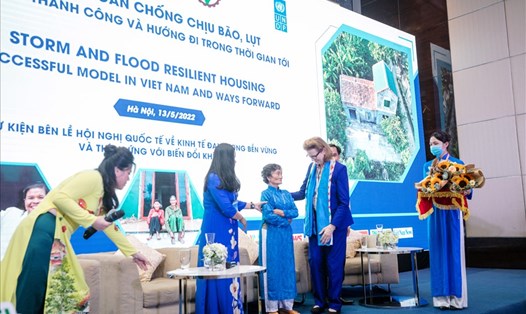 UNDP cam kết xây dựng thêm 1.450 căn nhà an toàn cho dân nghèo miền Trung ứng phó với mưa bão. Ảnh: Hương Giang