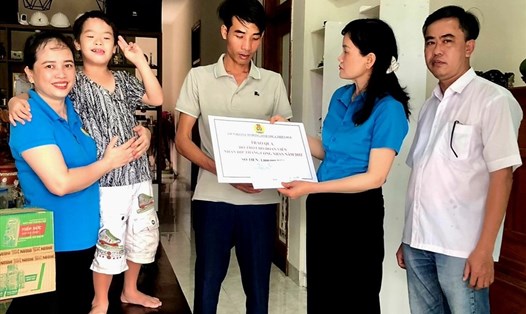 Bà Trần Thị Minh Nguyệt - Phó Chủ tịch LĐLĐ tỉnh Thừa Thiên Huế trao hỗ trợ cho gia đình chị Kim Anh. Ảnh: Hoàng Hiền.